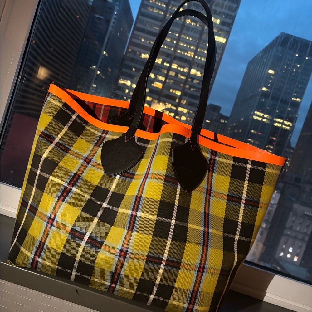 BURBERRY
Vintage Check Canvas Giant Reversible Tote Bag